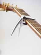 K&M 30900 Guitar capo. For akustisk og elektrisk gitar.